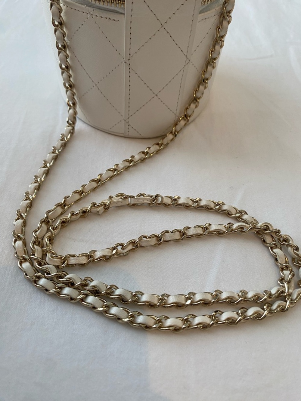 CHANEL CC Round Vanity Case Chain Quilted Lambskin Mini shoulder/crossbody 2021 - Picture 6 of 17